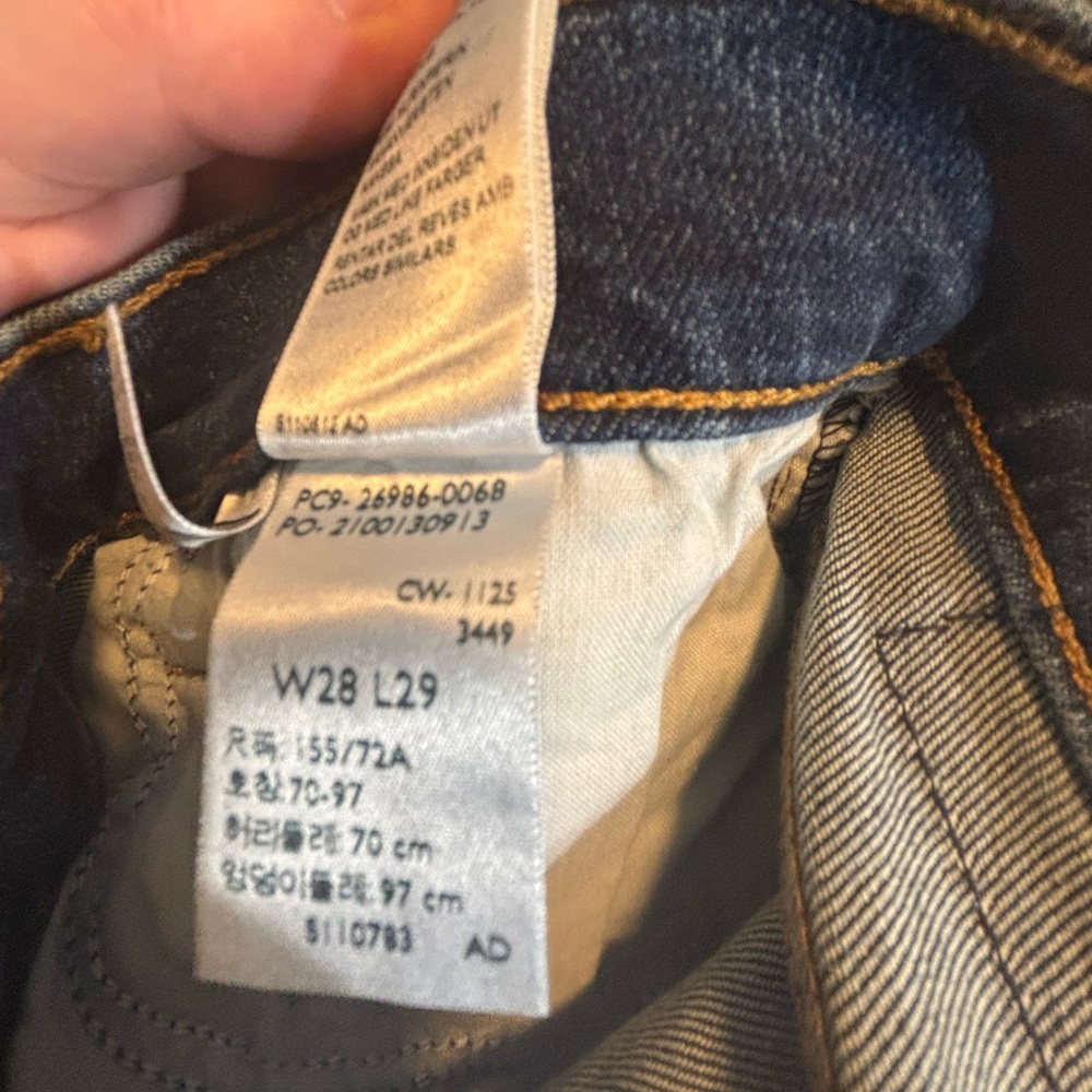NWT Levi's High Waisted Mom Jeans  Mid Wash Blue 28x29 - Picture 6 of 14